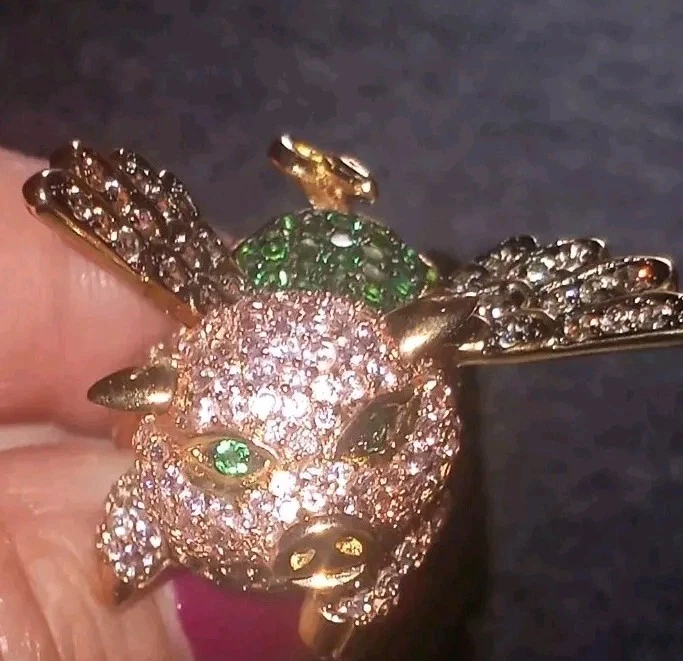 Absolutely Fabulous NOIR Pave CZ Flying Pig Pink/ Green Yellow Gold Plated Ring - Imagem 3 de 4