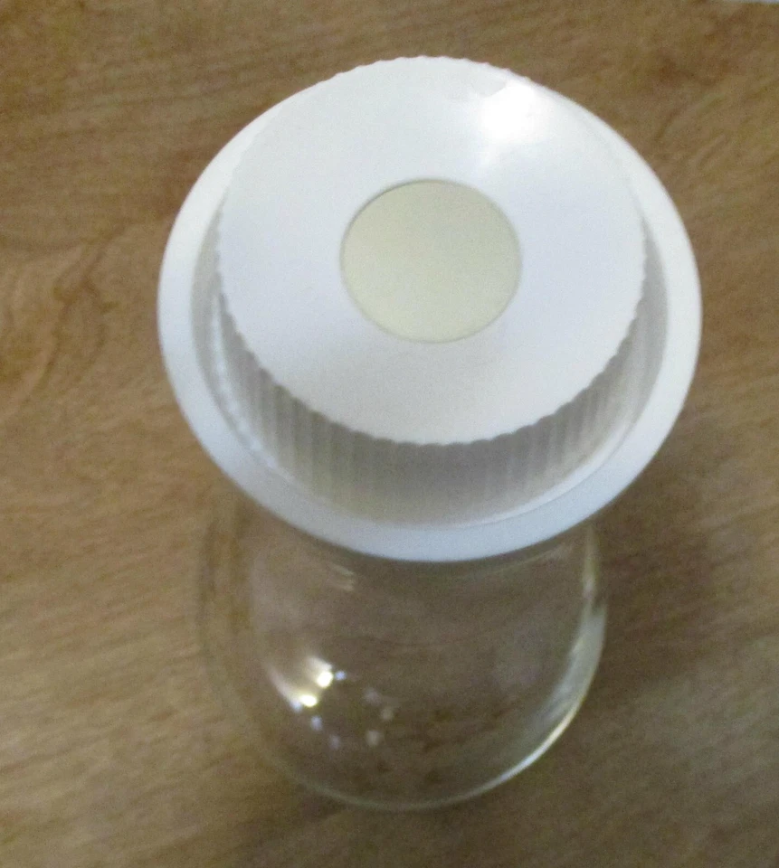 Decantador de Jugos Años 50 con Patrón de Sol Dorado y Tapa de Plástico Blanco Capacidad 32 Onzas Foto 3 de 4