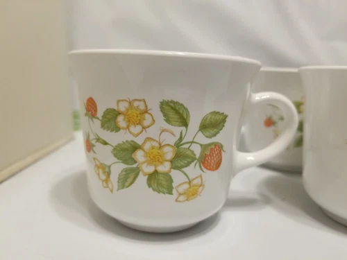 Vintage ~ Corelle STRAWBERRY SUNDAE ~ 8 oz Tea/Coffee Cups/ Mugs ~ Pre-owned 