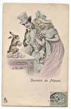 AK Ostern,  Hase mit Ostereier auf Tisch, Frau mit Hut, Mann Zylinder u. Stock