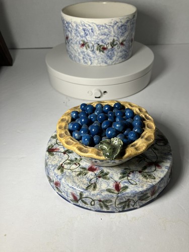 Leslie Kanter Signed Ceramic Blueberry basket dish - Picture 5 of 8