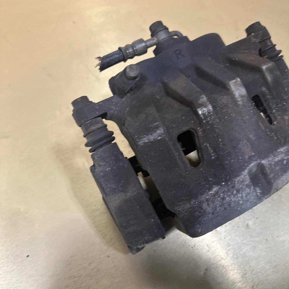 PINZA DE FRENO DELANTERA DERECHA TOYOTA SIENNA 2011-2014 CON PASTILLAS OEM Foto 3 de 4