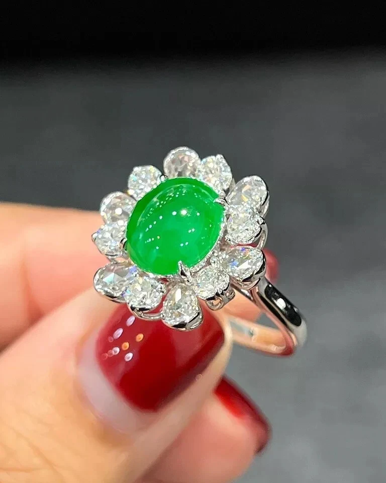 Alianza de diamantes de jadeíta verde natural de corte redondo de 4,36 quilates de oro blanco de 14 quilates 6 7 Foto 4 de 4