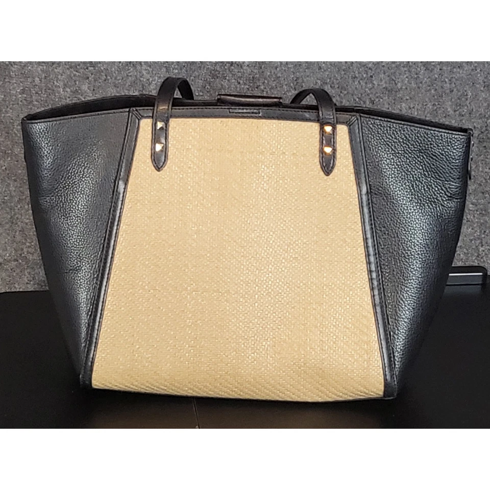 Bolsa tote Michael Kors Karlie preta de couro e tecido de palha bolsa de grife - Imagem 3 de 4