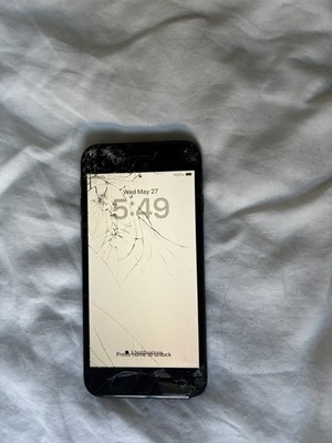 Apple iPhone SE (2nd Generation) 64GB, Black, Unlocked (broken Screen)