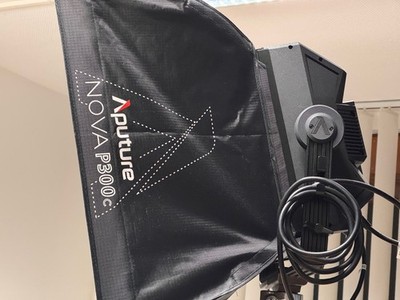 Aputure Nova P300c RGBWW Kit + Softbox + Grid + Hardcase, max. 25h