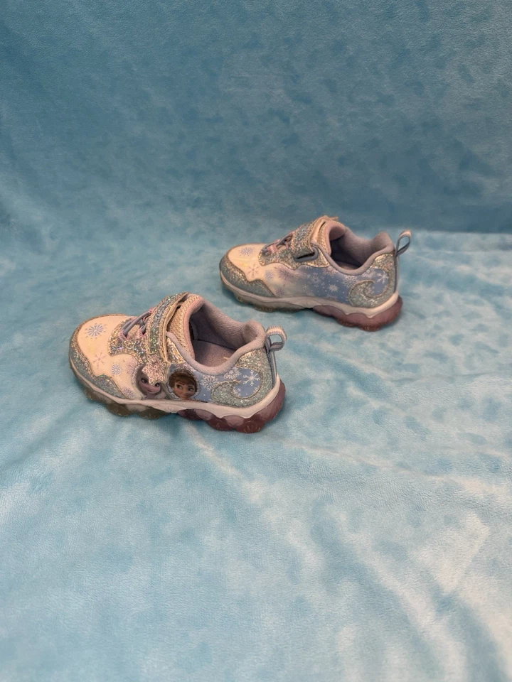 ❄️ Disney Frozen 2 女孩 Light Up 运动运动鞋 紫色 银色 闪耀 尺寸 7 — 第 4/4 张图片