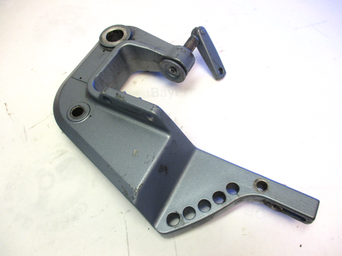 6H4-43112-04-EK FA692680 Yamaha Outboard STBD Bracket Clamp 30 & 40 HP 1985-1994 - Foto 1 di 2