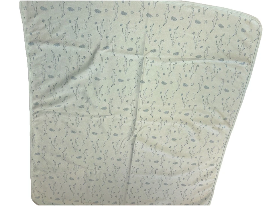 Tiburones y peces sobre una capa de algodón blanco con manta azul para bebé Foto 4 de 4