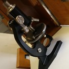 Schweres Schröder Kassel Labor Mikroskop, 3 Objektive, 2 Okulare im Holzkasten