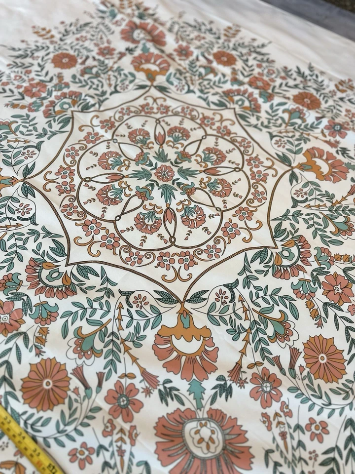 Tapiz floral con detalles en naranja y verde Foto 2 de 4