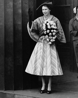 Queen Elizabeth waves crowd after a visit Royal Scottish Academy d- Old Photo