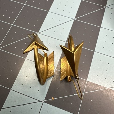 Erica Weiner Brass/Gold Tone  Feather Arrow Hoop Earrings Delicate Beauty 101