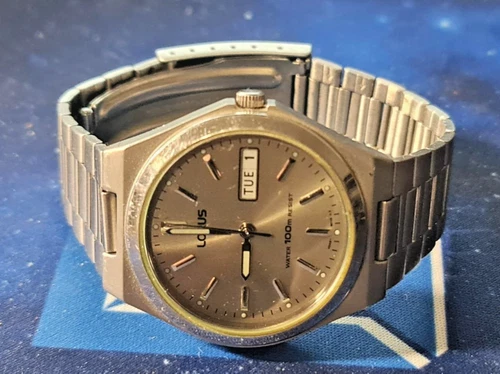 Vintage Seiko Lorus men's stainless steel watch, model VX43-X012.