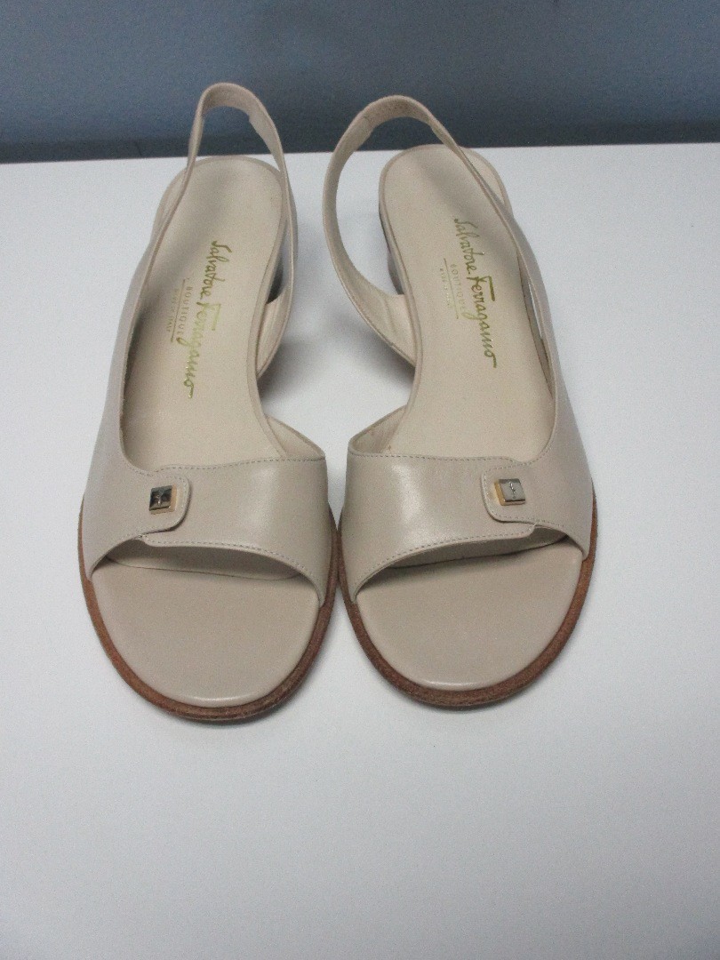 SALVATORE FERRAGAMO BOUTIQUE Beige Leder Slip On Open Toe Schuhes Sz 8.5 AA 4452 SALVATORE FERRAGAMO BOUTIQUE Beige Leder Slip On Open Toe Schuhes Sz 8.5 AA 4452
