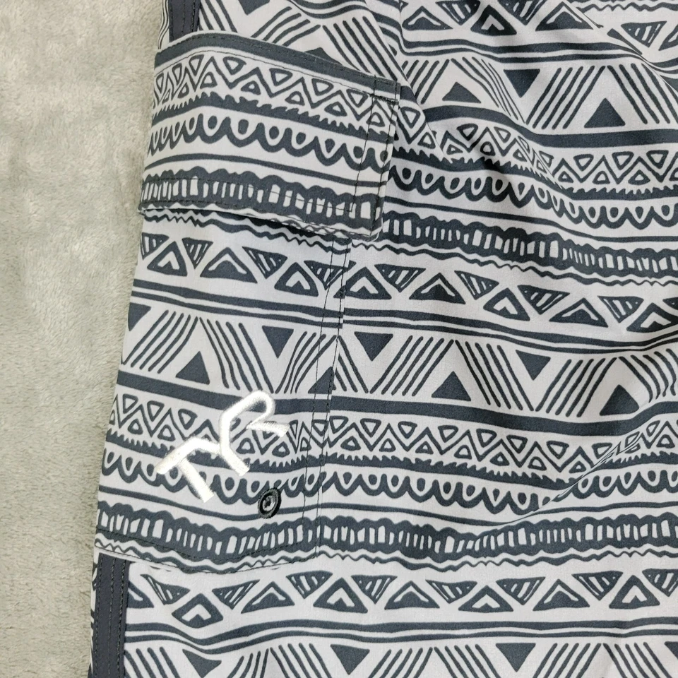 Pantalones Cortos de Natación TYR Board para Hombres LG Incorporados Boxer Nativo Rayas DK Gris Blanco Foto 2 de 4