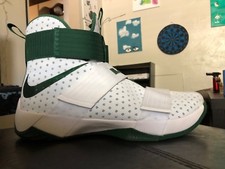 Nike LeBron Soldier 10 X 856489-130 Blanco Verde Talla 16.5 Minorista $130 Nuevo