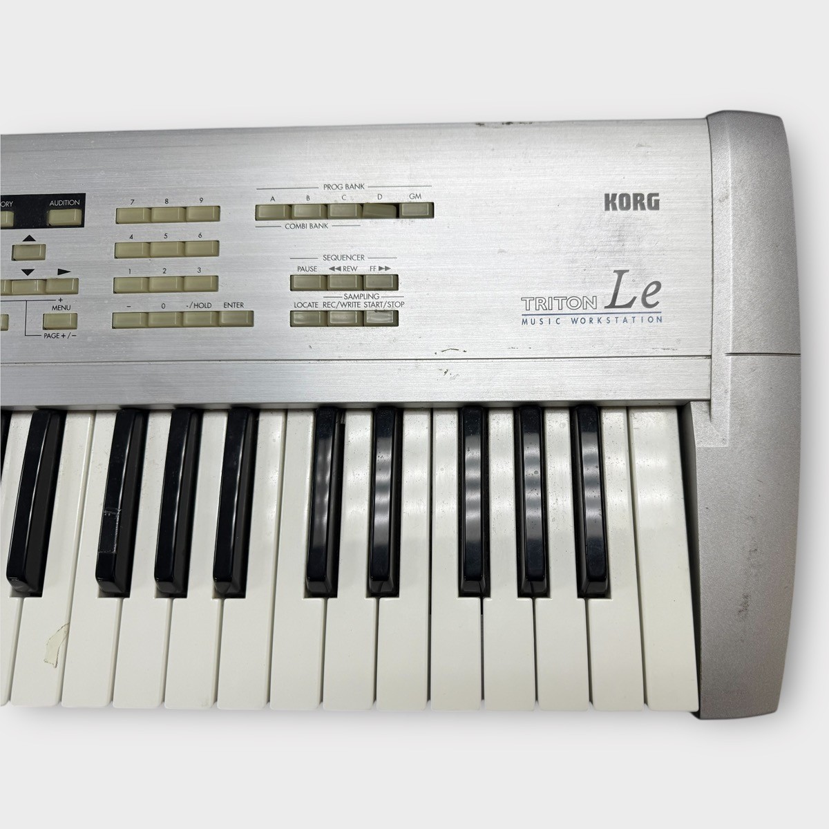 【10403】 KORG TR61 シンセサイザー ワークステーション 61鍵盤 Korg TR61 Keyboard Synthesizer Music Workstation Black Good