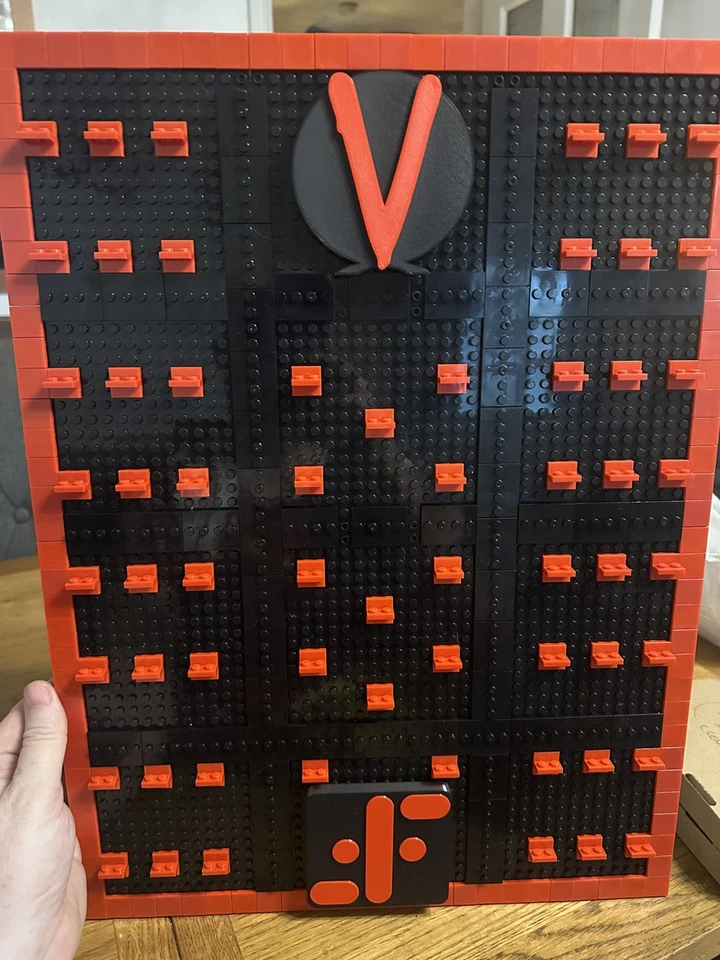 V for Victory Soporte de exhibición Minifigura OVNI Lagarto Años 80 Programa de TV Mini Serie  - Imagen 2 de 4