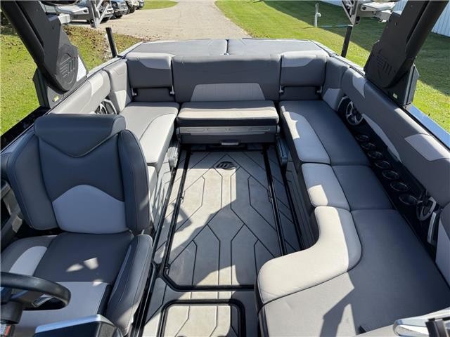 2020 Malibu 23 LSV  Black