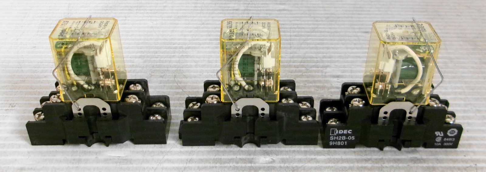 Idec RH2B-UL Ice Cube Relay DC24V with SH2B-05 Base (Lot of 3)