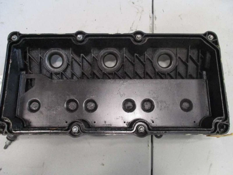 2010 Chrysler 300 Driver Side Valve Cover   - Image 3 of 3