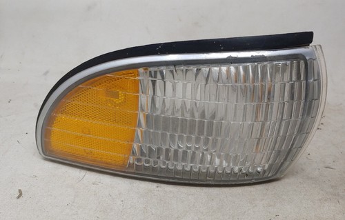 1991 - 1996 Chevrolet Caprice Right Side Light Turn Signal Cornering Lamp - Picture 2 of 6