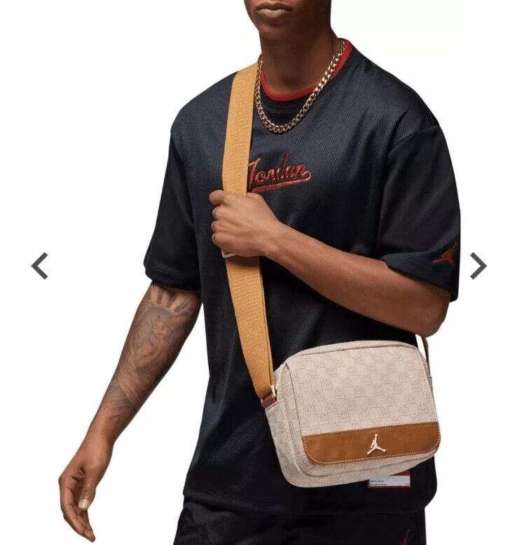 Bolso Bandolera Nike Jordan Monograma para Llevar Nuevo con Etiquetas (3.6L) UNISEX Leche de Coco Foto 2 de 4
