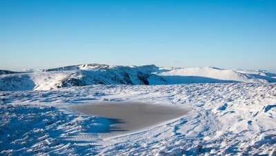 Photo 6x4 Frozen and snowed pool near to summit of Red Screes Rydal The p c2016
