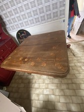 table ancienne avec de la marqueterie