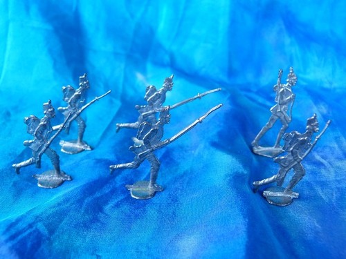 PLATS D'ÉTAIN - Zinnfiguren - 24 prussiens à l' assaut
