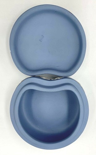WEDGWOOD BLUE PENTEFOIL BEAN SHAPE JASPERWARE TRINKET BOX - Picture 10 of 12