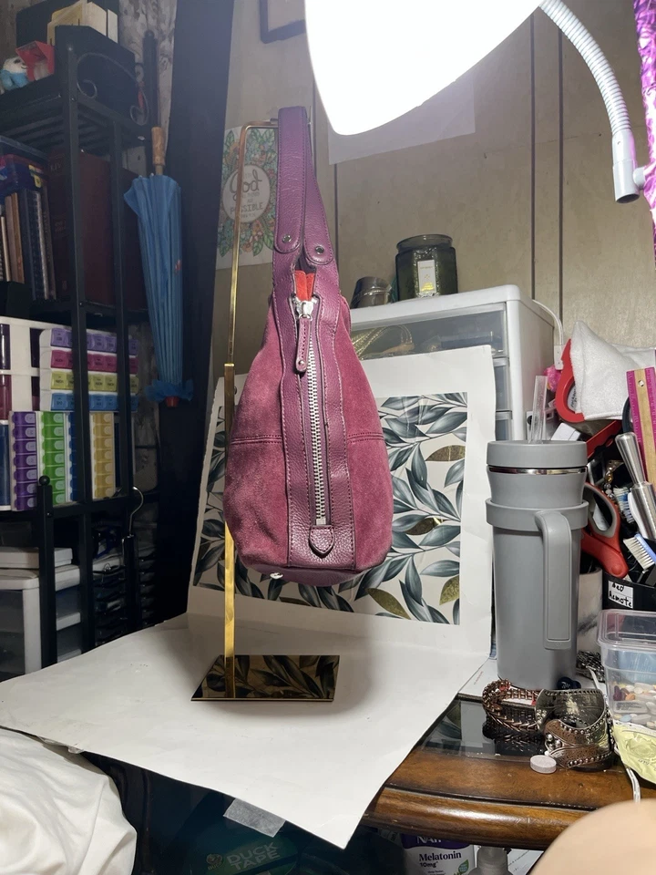 Hermoso Bolso de Hombro TIGNANELLO Gamuza Frambuesa EN EXCELENTE Estado. Foto 4 de 4