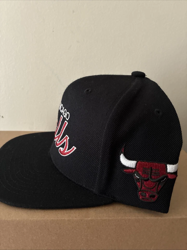 Gorra Chicago Bulls Snapback Ajuste Ajustable Negra/Roja Mitchell Ness Bulls Foto 2 de 4