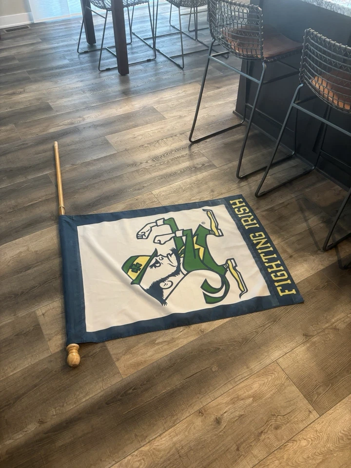 Bandera exterior Notre Dame con asta de madera Foto 2 de 2