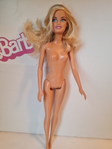 BARBIE MATTEL FASHIONISTAS CHIC BOUTIQUE 2009 BAMBOLA T7442 BIONDI DOLL BLONDE - Imagen 2 de 5