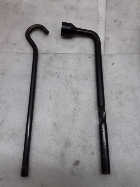 HERRAMIENTAS DE NEUMÁTICOS DE REPUESTO 2,0 L LX A/T 4 PUERTAS 1998 HONDA CR-V 5-6-1P Foto 2 de 4