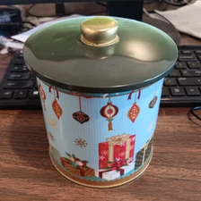 4" TALL ROUND CHRISTMAS PRESENTS & GIFTS TIN CAN, UNUSED, 4 1/4" DIAMETER