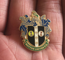 SUTTON UNITED F.C. NON LEAGUE TEAM CREST ENAMEL PIN BADGE