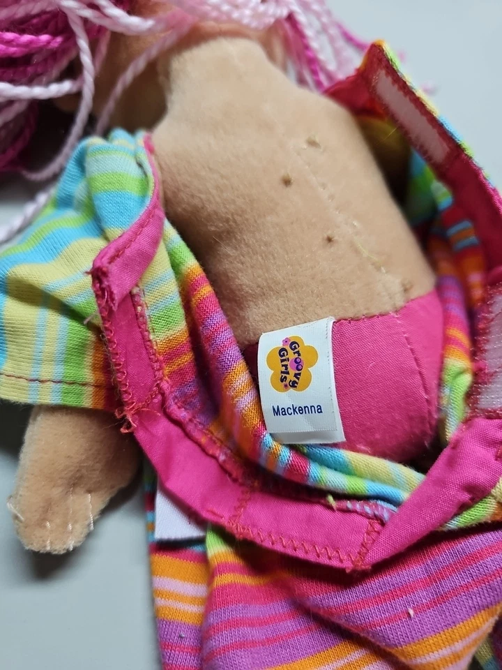 Manhattan Juguete Groovy Niñas Groovy Apartamento Estuche de Transporte y Muñeca de Peluche McKenna Foto 3 de 4