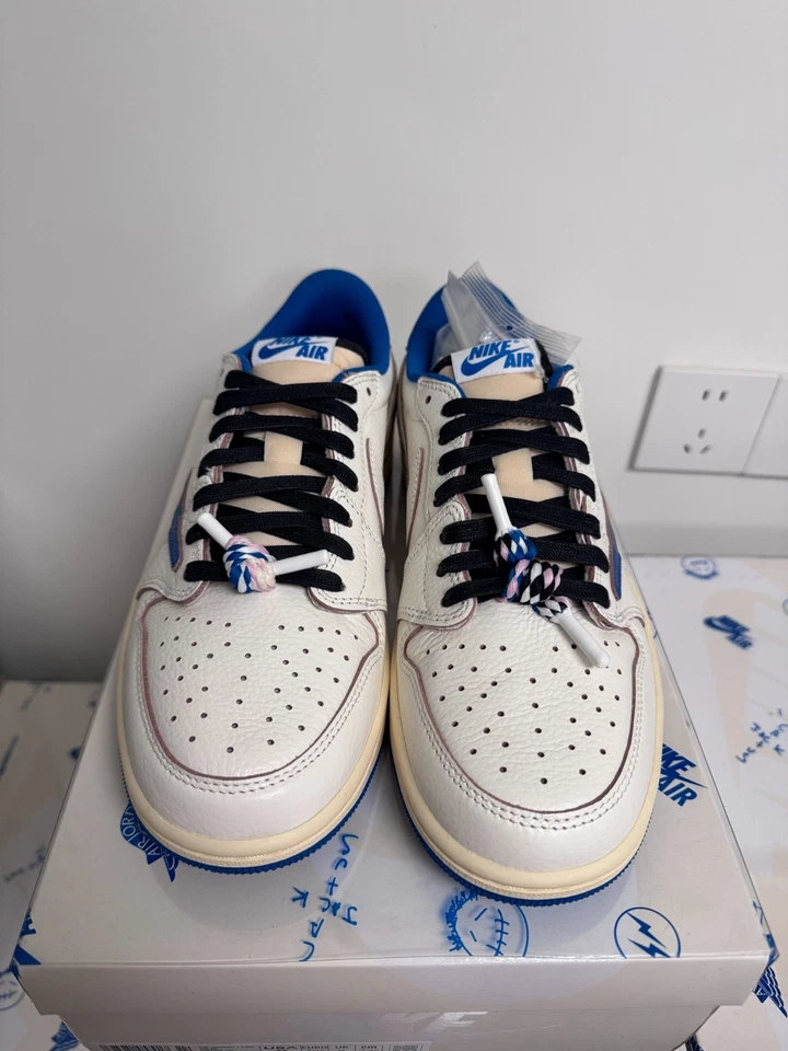 Travis Scott x Fragment Design x Air Jordan 1 Low OG Blanco Azul DM7866-104 Foto 2 de 4