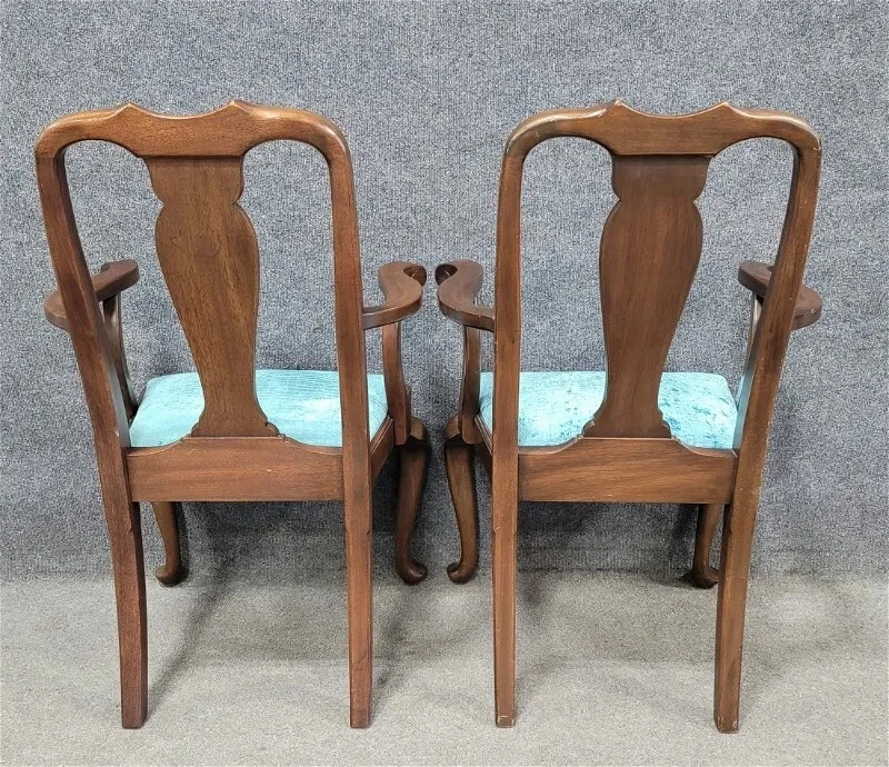 Par de sillas de comedor Henkel Harris estilo reina caoba con brazo acabado #29 Foto 2 de 4