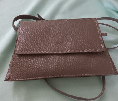 Ledertasche von VOI in taupe, Trapezform, verstellbare Riemen, kleine Fächer