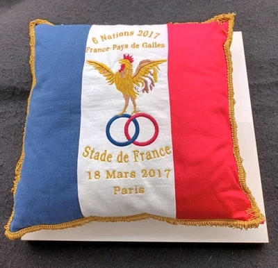 Rugby 6 Nations coussin commémoratif Stade de France Pays de Galles 2017 FFR   - Photo 1/4