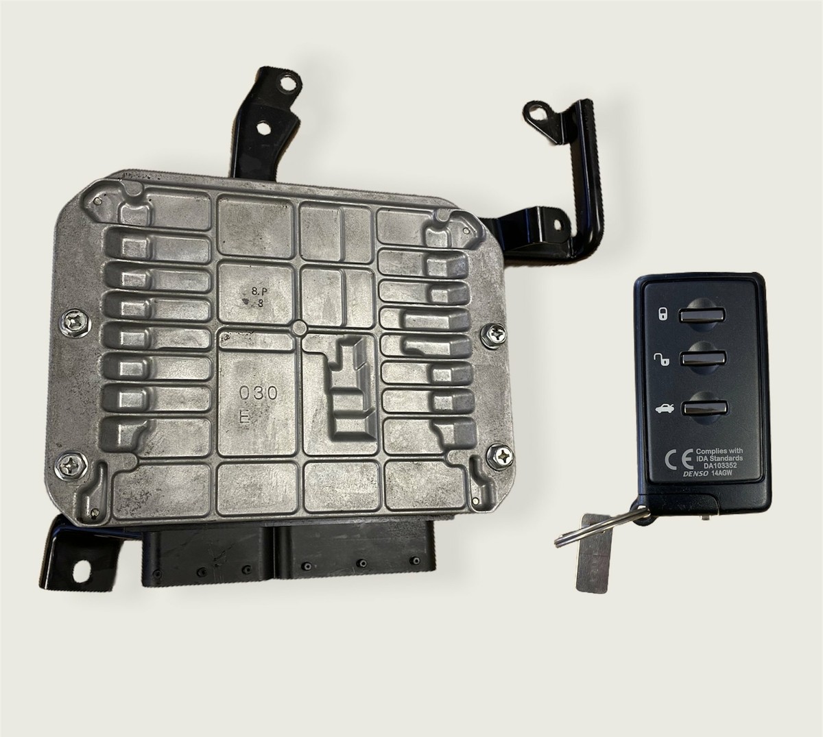 Subaru Outback 22611AW600 ECU Control Module W/ SMT Transmitter