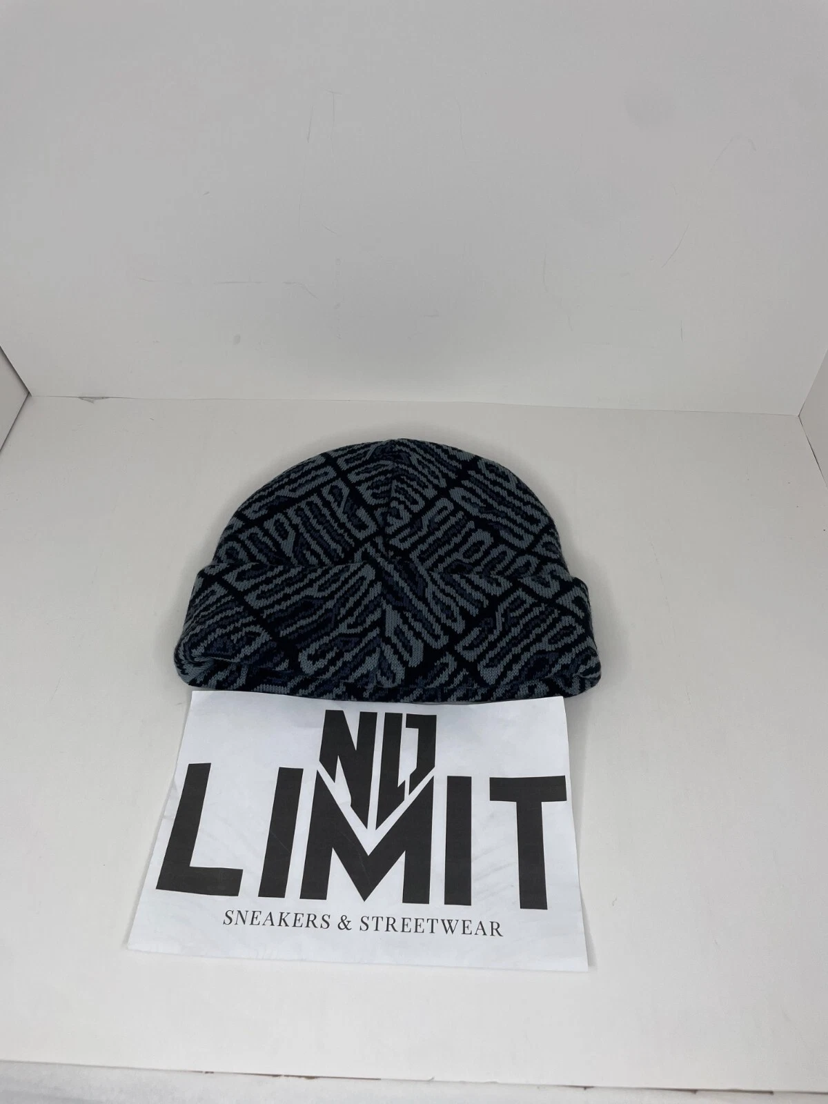 Bonnet noir et gris Supreme NEUF ENVOI RAPIDE