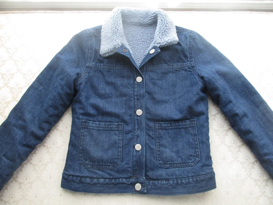 Chaqueta vaquera corta reversible azul sherpa/azul con bolsillos Gap para niños y niñas, grande Foto 2 de 4