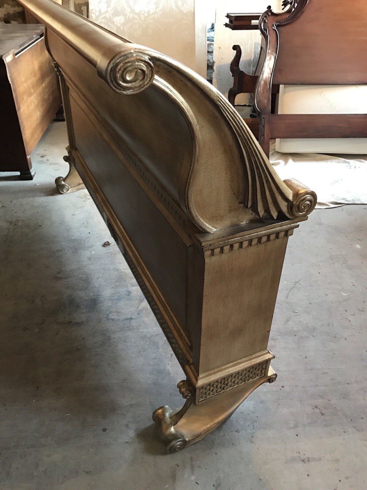 AND SO TO BED KING SIZE NAUTILUS CARVED GOLD/SILVER LEAF SLEIGH BED £