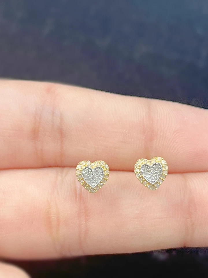 OFERTA! Pendientes de corazón pavé 3D con tachuelas de diamantes reales de 0,20 CTW de oro de 10 quilates de 6,25 mm Foto 3 de 4