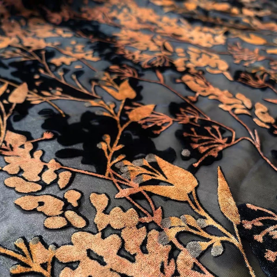 Coupon de Tissu 3 Mètres Velours Base 100% Soie Dévoré Floral Noir & Cuivré - Photo 1/4